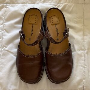 Thom McAn Brown Flats